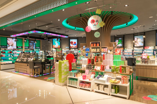 奢侈品店中的化妝品零售 奢華與藝術(shù)的融合